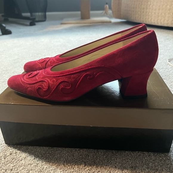 Stunning red suede and embroidered women’s shoes made in Italy by Paloma size 7 - Picture 3 of 9
